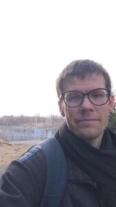 Jason Eric Bunderson Toler is a PhD researcher at Nord University in Social Science and Arctic vulnerability. His work is shaped by the physical and social landscapes he calls home: the deserts of central Utah and the coastal community of Honolulu in the United States, the grasslands and mountains of southern Alberta in Canada, and the fjords and local dialects of central and northern Norway. Since 2023, he has been working with Nord University to teach students in geography, information systems, and urban planning. This year he began his PhD by moving to Bodø with his husband and their two huskies, and together they have begun to build a community in this Arctic town they now call home.