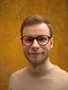 Edvin Laberg Lindgård is a 27-year-old professional youth from Tromsø. He was born and raised in the city known as the Arctic capital, and he is deeply passionate about his hometown, the High North, and the Arctic. Edvin hold a Master of Science in Fisheries and Aquaculture Science from The Norwegian College of Fishery Science (UIT).  Edvin works as an advisor in the Section of Fisheries Management and Regulations at the Directorate of Fisheries in Tromsø, where he is closely involved in the regulation of key fisheries resources and industries. In his role, he strives to foster collaboration between management, industry stakeholders, research, and policymakers to identify the best solutions for Northern Norway’s most important industry. His goal is to ensure that these vital resources generate sustainable value, support economic activity and secure jobs – both today and in the long term.